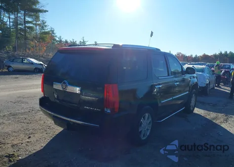 2009 Cadillac Escalade Standard z USA, uszkodzony, nr VIN 1GYFK232X9R143845